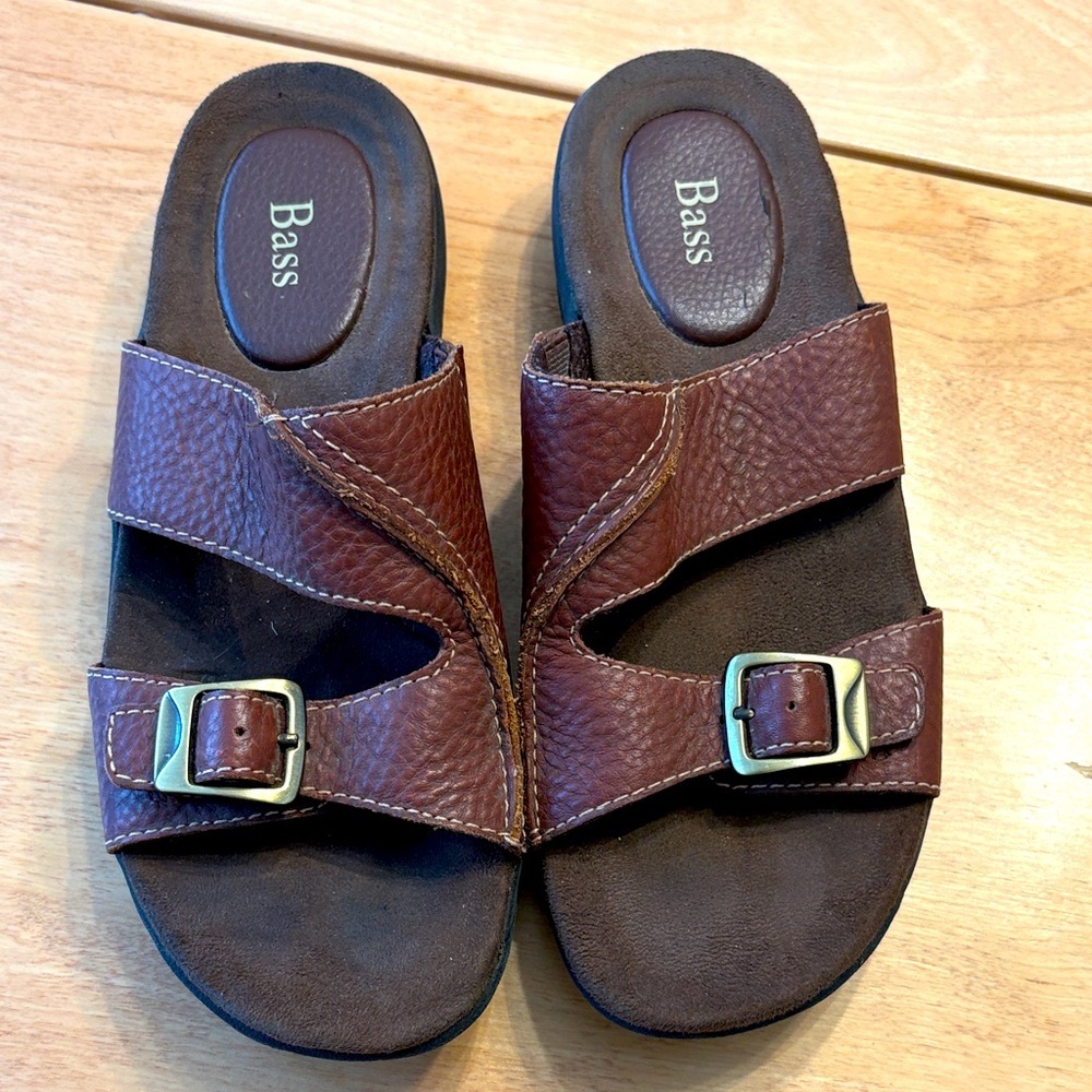 Bass Women’s Brown ‘Clyde’ Leather Buckle Slide Sandals. Size 7.5